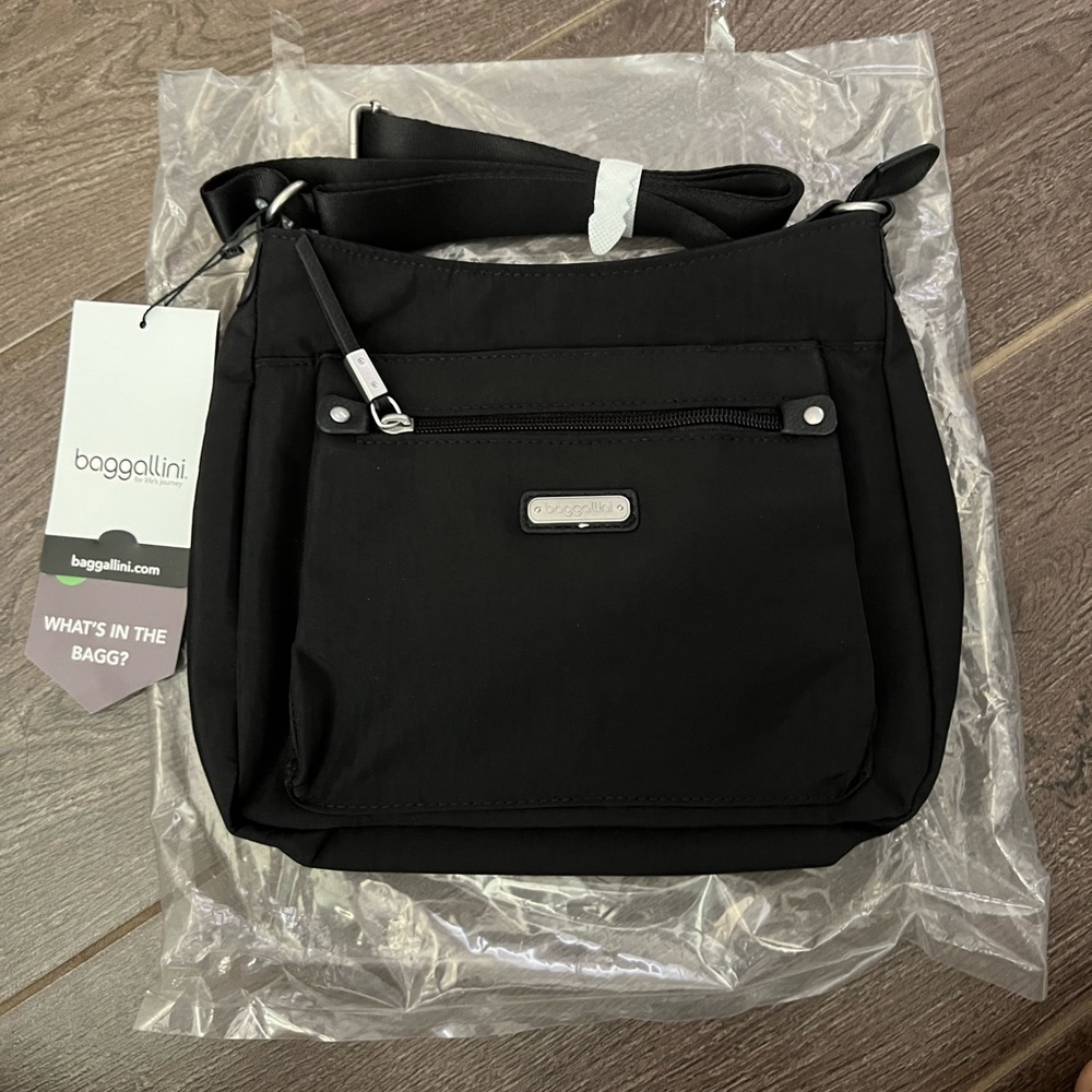 Baggallini uptown bagg with wristlet